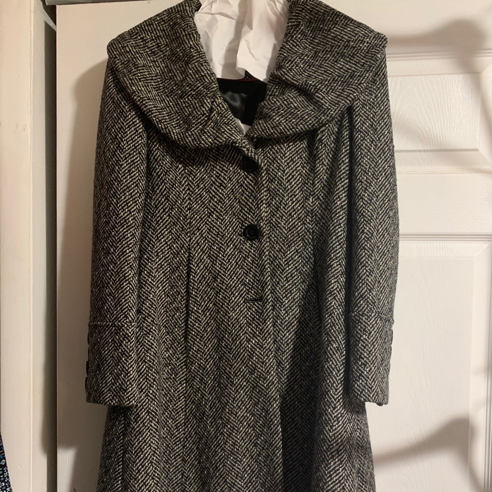 A line tweed coat with decorative collar